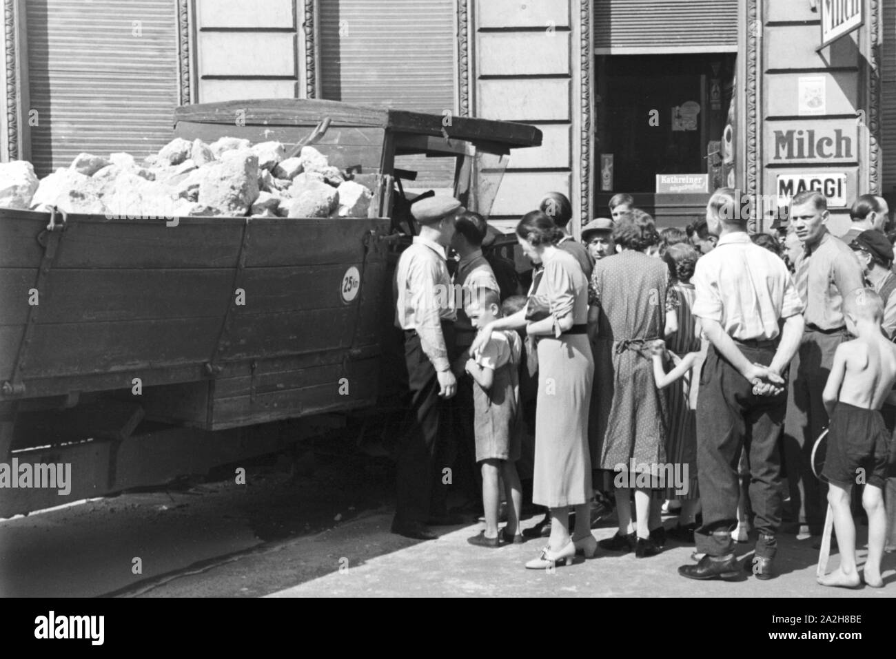 Schaulustige sammeln sich um einen Verkehrsunfall, Deutschland 1930er Jahre. Curious onlookers gathering at a traffic accident, Germany 1930s. Stock Photo