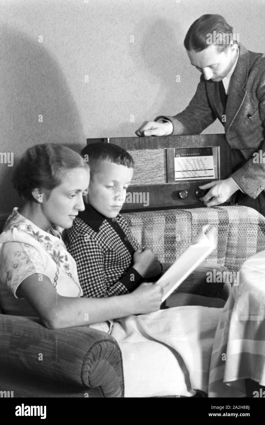 Eine Familie hört Radio, Deutschland 1930er Jahre. A family listening to the radio, Germany 1930s. Stock Photo
