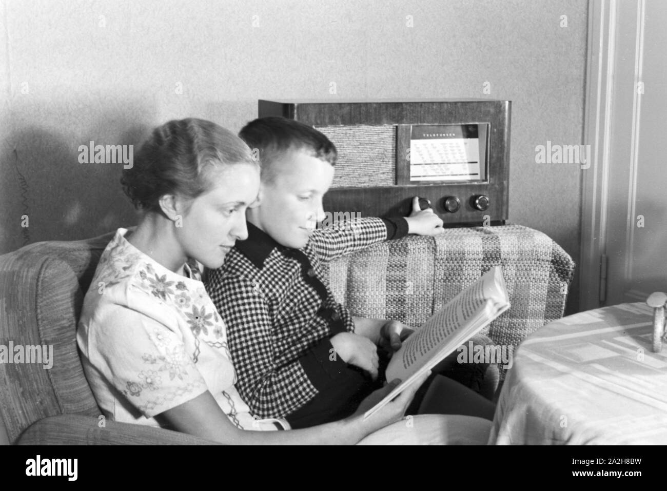 Mutter und Sohn hören Radio im Wohnzimmer, Deutschland 1930er Jahre. Mother  and son listening to the radio at the living room, Germany 1930s Stock  Photo - Alamy