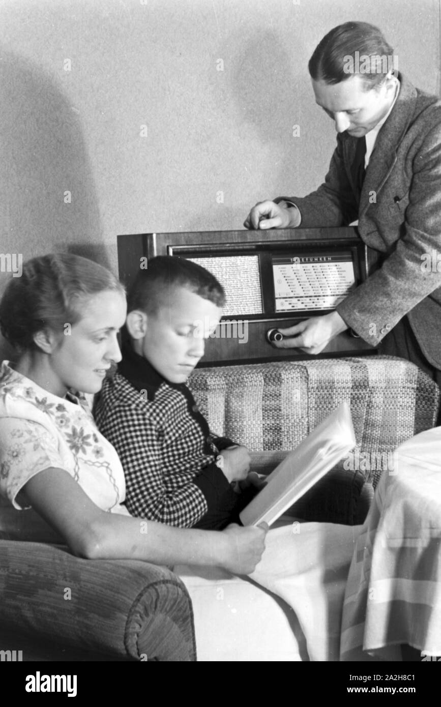 Ein Familie hört Radio, Deutschland 1930er Jahre. A family listening to the radio, Germany 1930s. Stock Photo