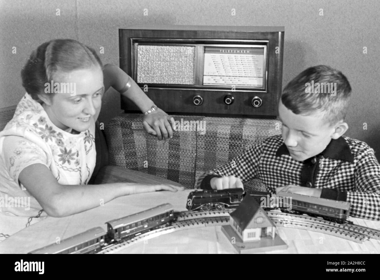 Mutter und Sohn hören Radio im Wohnzimmer, Deutschland 1930er Jahre. Mother  and son listening to the radio at the living room, Germany 1930s Stock  Photo - Alamy