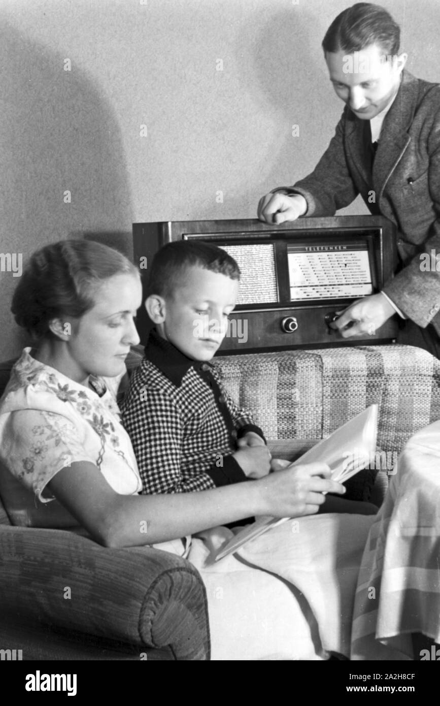 Eine Familie hört Radio, Deutschland 1930er Jahre. A family listening to the radio, Germany 1930s. Stock Photo
