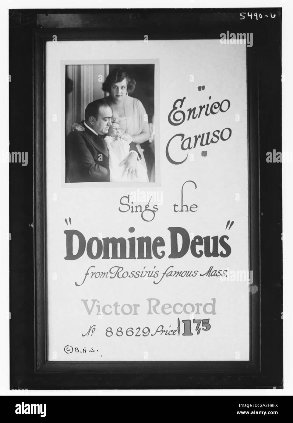 Enrico Caruso sings the ‘Domine Deus‘ from Rossini's famous mass, Victor Record Stock Photo