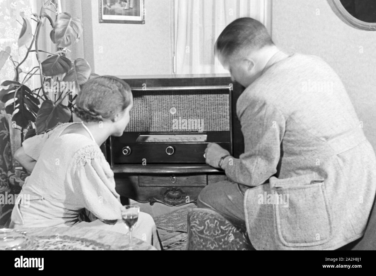 Ein Familie hört Radio, Deutschland 1930er Jahre. A family listening to the radio, Germany 1930s. Stock Photo