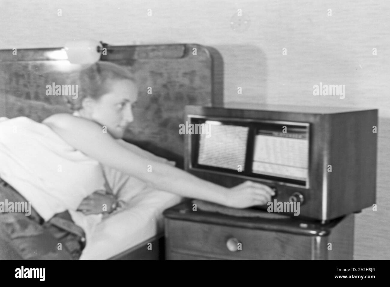 Das Radio auf dem Nachttisch, Deutschland 1930er Jahre. Radio on the bedside table, Germany 1930s. Stock Photo