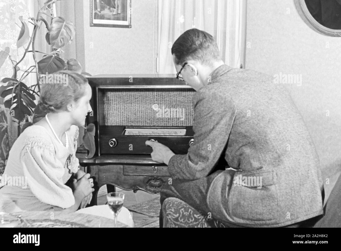 Eine Familie hört Radio, Deutschland 1930er Jahre. A family listening to  the radio, Germany 1930s Stock Photo - Alamy