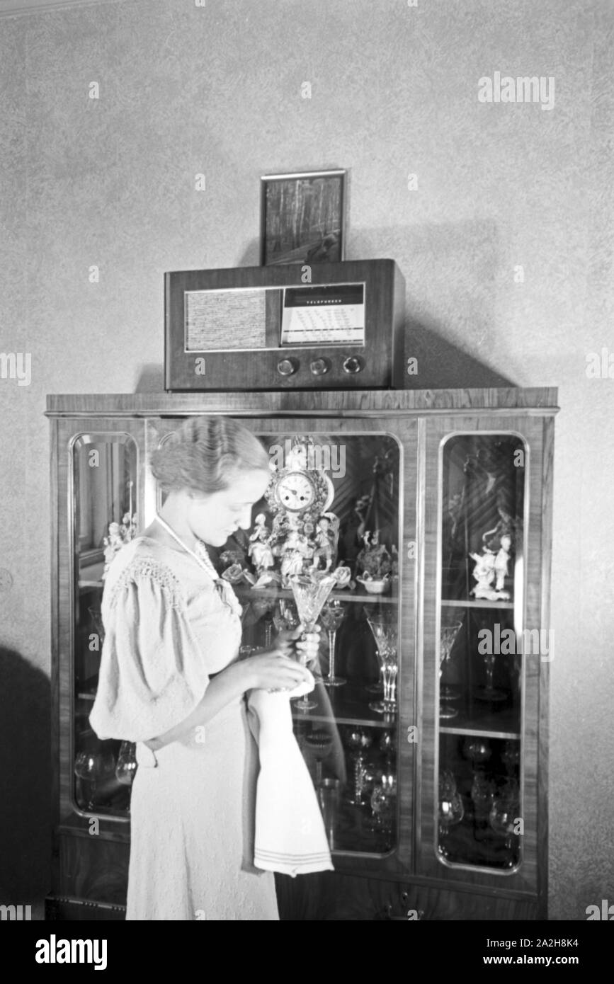 Eine Frau hört Radio, Deutschland 1930er Jahre. A woman listening to the radio, Germany 1930s. Stock Photo