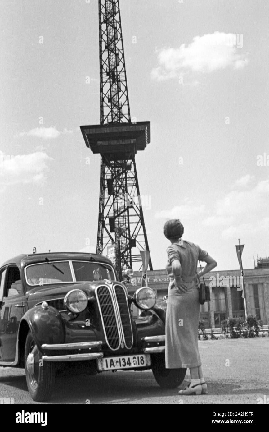 Unterwegs in der Reichshauptstadt Berlin am Funkturm, Deutschland 1930er Jahre. At German capital Berlin, Germany 1930s. Stock Photo