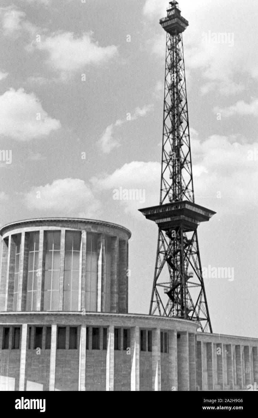 Unterwegs in der Reichshauptstadt Berlin am Funkturm, Deutschland 1930er Jahre. At German capital Berlin, Germany 1930s. Stock Photo