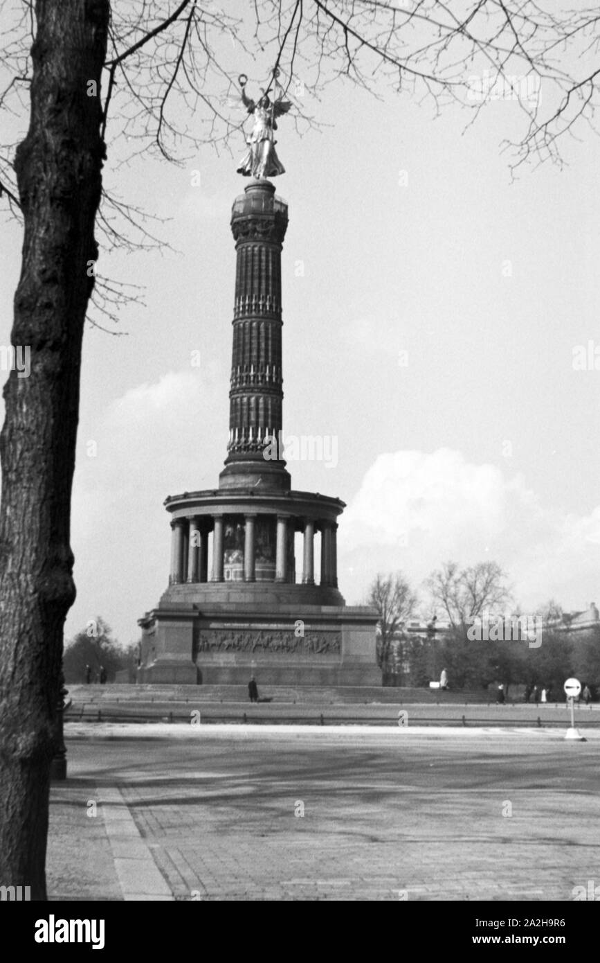 Unterwegs in der Reichshauptstadt Berlin, Deutschland 1930er Jahre. At German capital Berlin, Germany 1930s. Stock Photo