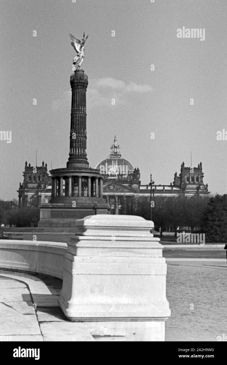 Unterwegs in der Reichshauptstadt Berlin, Deutschland 1930er Jahre. At German capital Berlin, Germany 1930s. Stock Photo