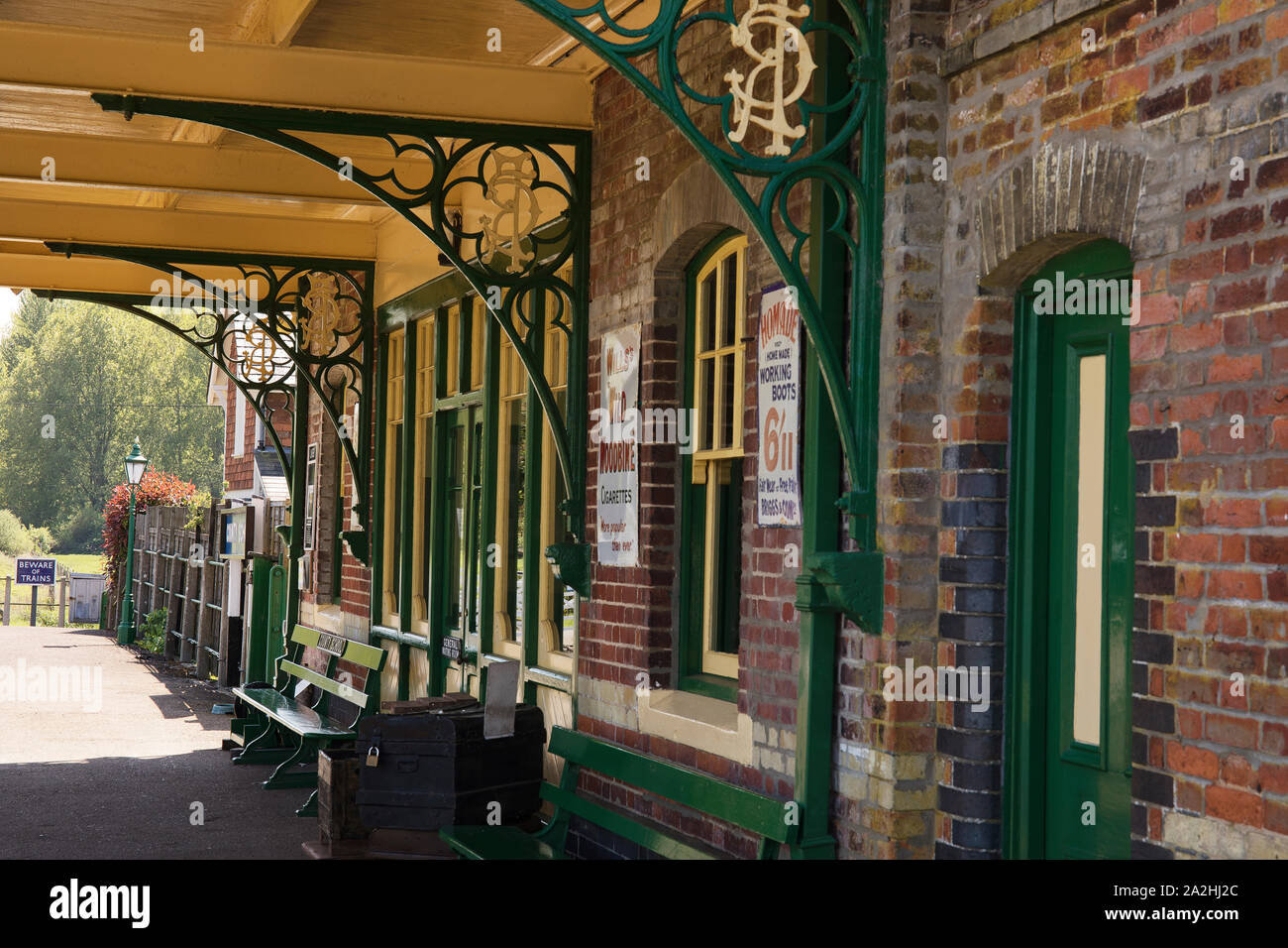 Old uk railway platform hi res stock photography and images Alamy