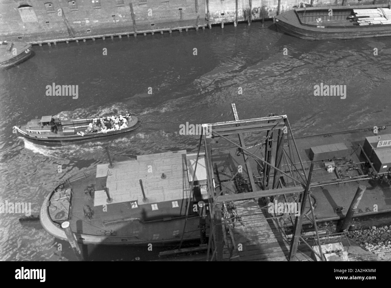 Schiffe warten am Kanal der Rhenania Ossag Mineralölwerke AG im Hafen Hamburg, Deutschland 1930er Jahre. Ships waiting at the canal of Rhenania Ossag Mineraloelwerke AG at Hamburg harbor, Germany 1930s. Stock Photo