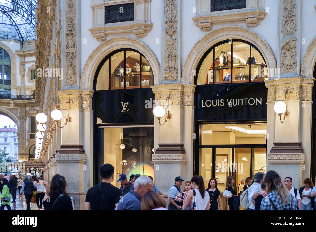 People queuing beside Louis Vuitton store, HD wallpaper