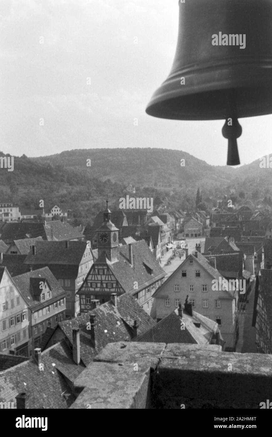 Glocke im Krichturm einer Kleinstadt im Schwarzwald, Deutschland 1930er Jahre. Bell at the belfry of a church of a scenic small town in the Black Forest region, Germany 1930s. Stock Photo