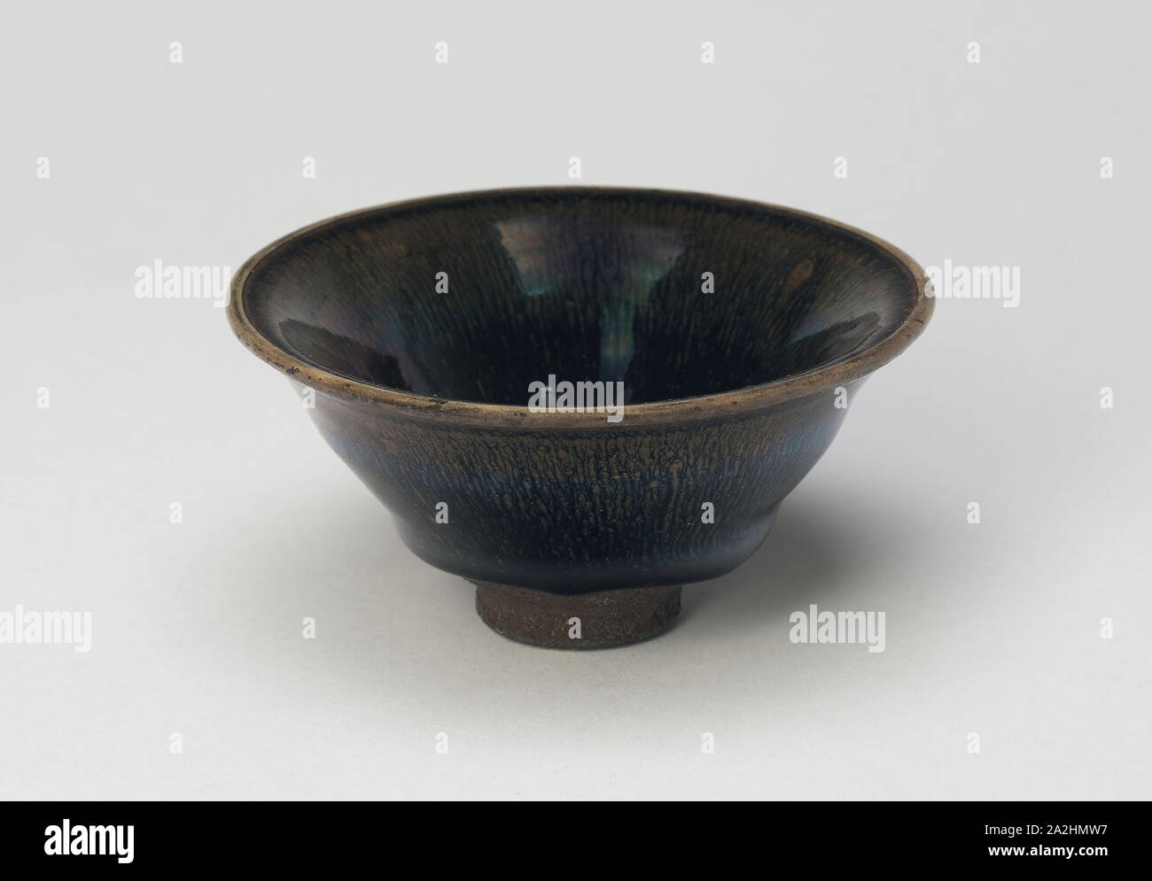 Teabowl with Everted Mouth Rim, Song dynasty (960–1279), 12th century, China, Fujian province, China, Jian ware, dark-gray stoneware with dark-brown glaze and hare’s fur markings in iron oxide, H. 5.3 cm (2 1/16 in.), diam. 10.9 cm (4 5/16 in Stock Photo