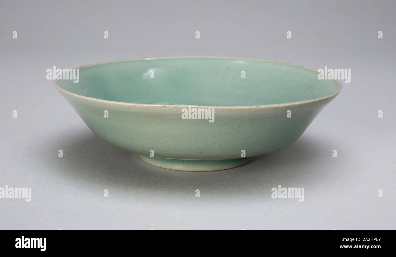 Pottery bowl with a small conical ring of clay in the center : r