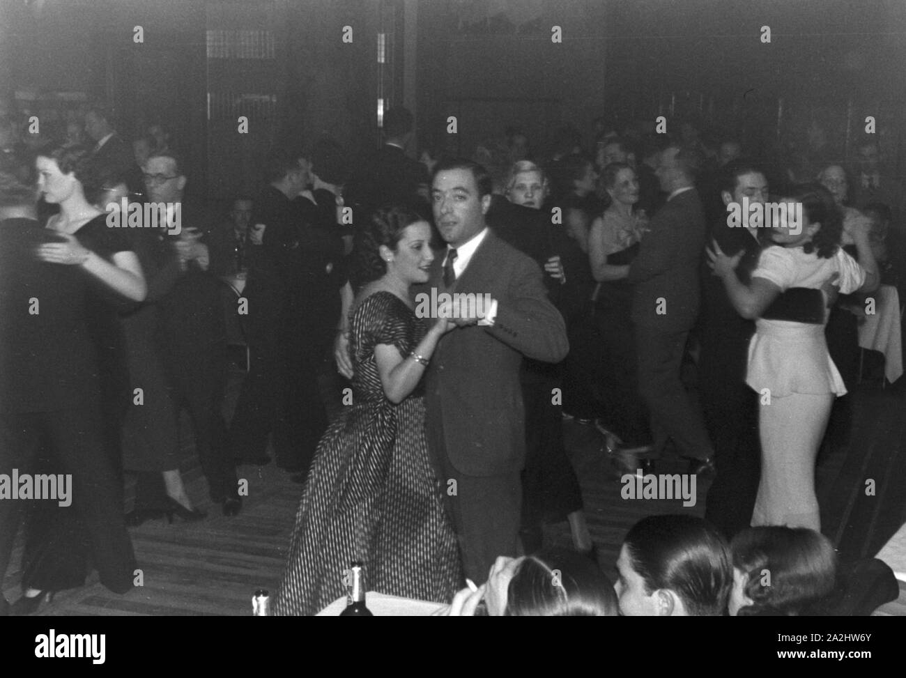 1930s couple dancing hi-res stock photography and images - Alamy