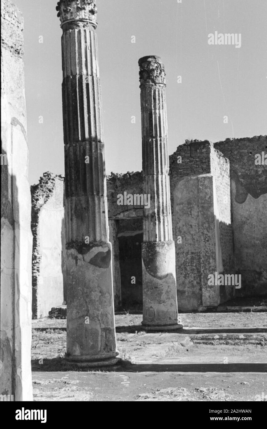 Tour group guide roman ruins Black and White Stock Photos & Images - Alamy