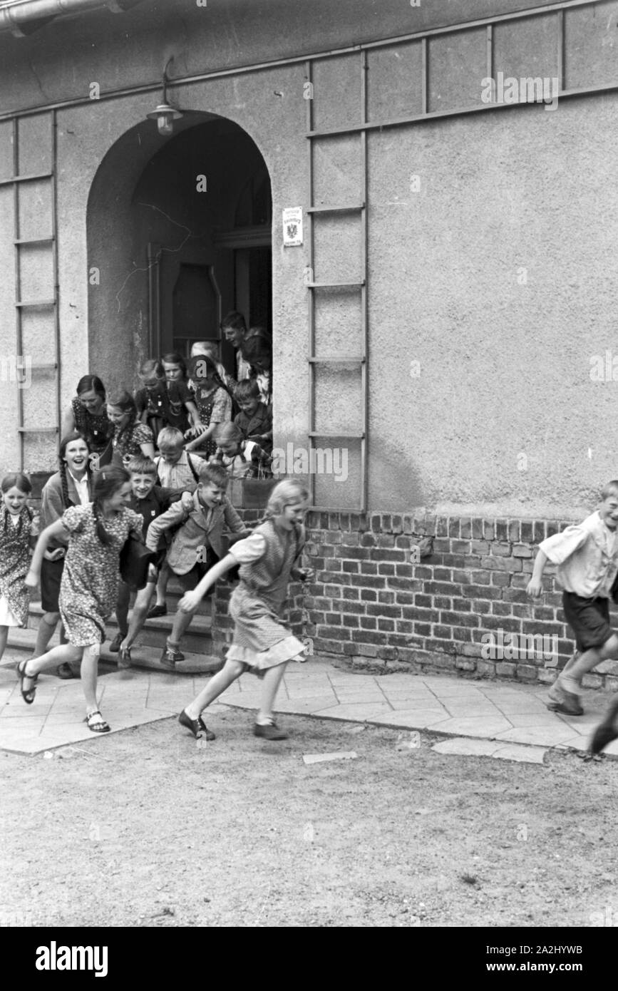 Unterrichtsende an der von Adolf Reichwein geleiteten Landschule in Tiefensee, Deutschland 1930er Jahre. End of classes at the rural school in Tiefensee run by Adolf Reichwein, Germany 1930s. Stock Photo