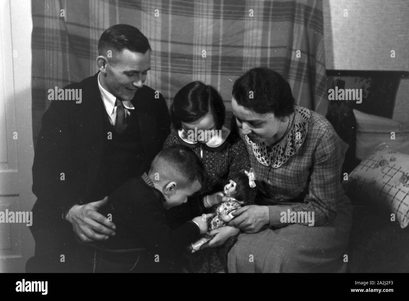 Alltagszenen einer Familie, Deutsches Reich 1930er Jahre. Scenes from everyday life of a family, Germany 1930s. Stock Photo