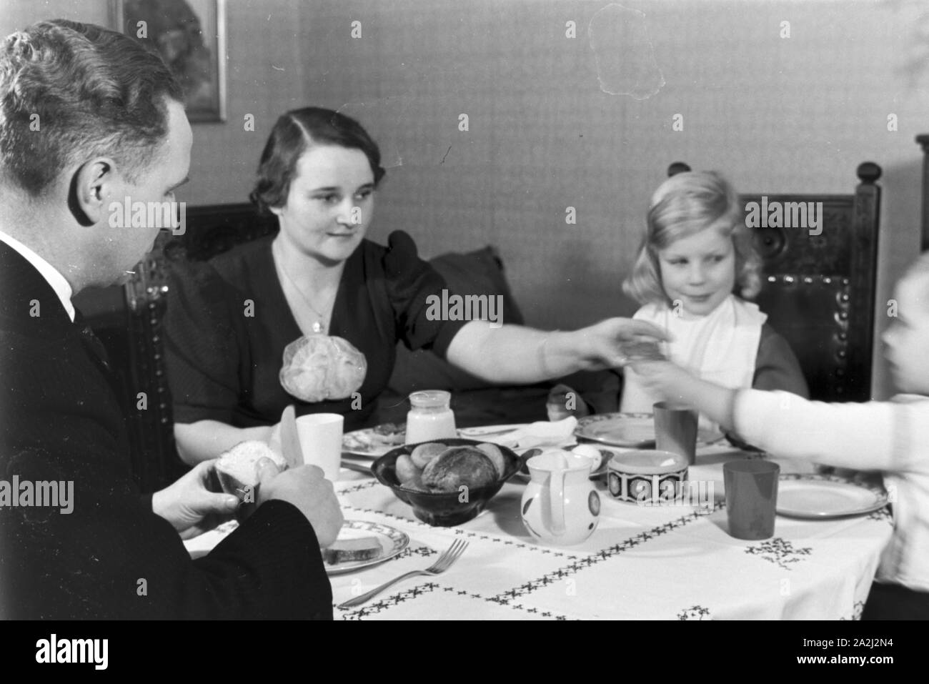 Alltagszenen einer Familie, Deutsches Reich 1930er Jahre. Scenes from everyday life of a family, Germany 1930s. Stock Photo