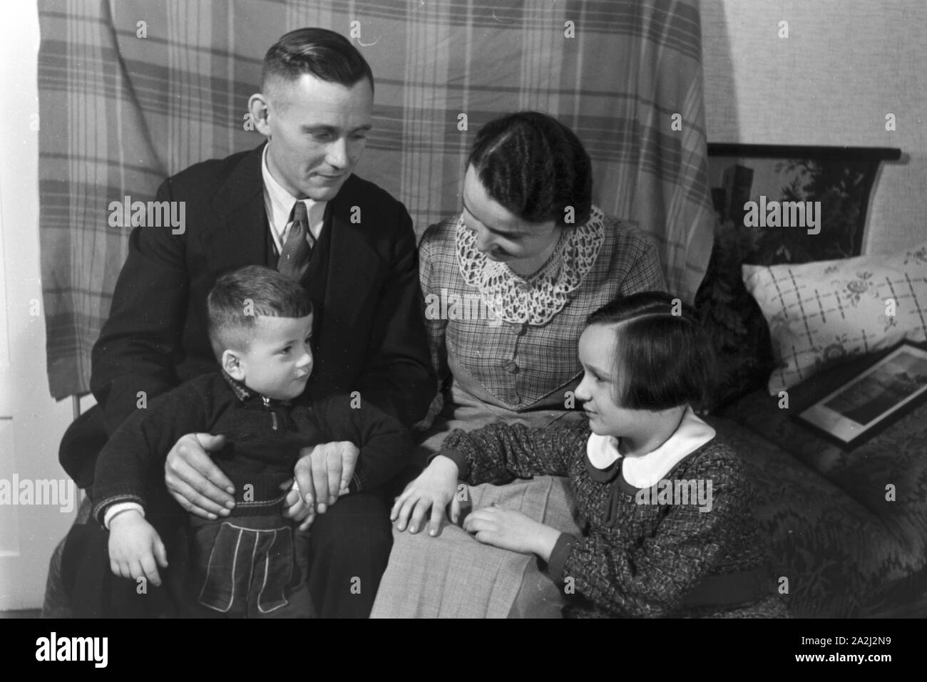 Alltagszenen einer Familie, Deutsches Reich 1930er Jahre. Scenes from everyday life of a family, Germany 1930s. Stock Photo