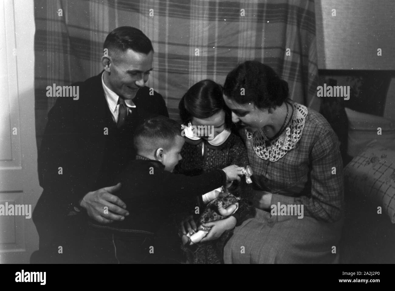 Alltagszenen einer Familie, Deutsches Reich 1930er Jahre. Scenes from everyday life of a family, Germany 1930s. Stock Photo