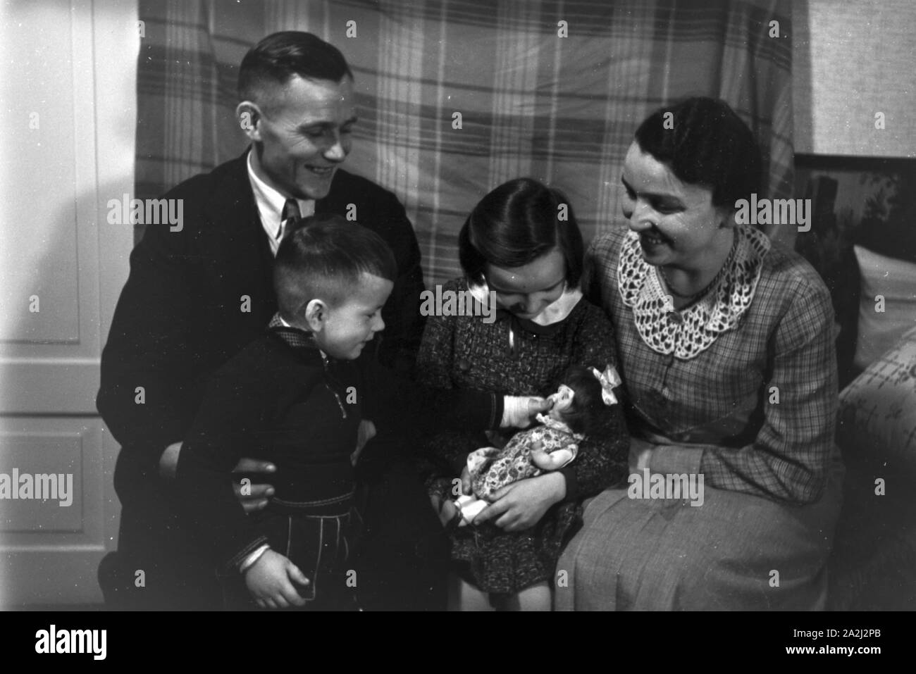 Alltagszenen einer Familie, Deutsches Reich 1930er Jahre. Scenes from everyday life of a family, Germany 1930s. Stock Photo