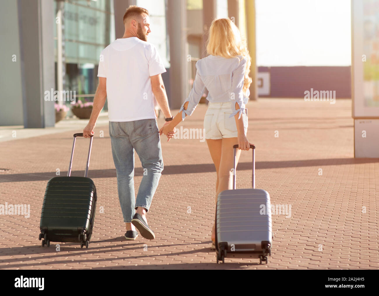 When you arrive at the airport. Девушка тащит чемодан в аэропорту. Чемодан таскаю в аэропорту Сочи. Человек прижимает к себе чемодан. Стащил чемодан у женщины в аэропорту.