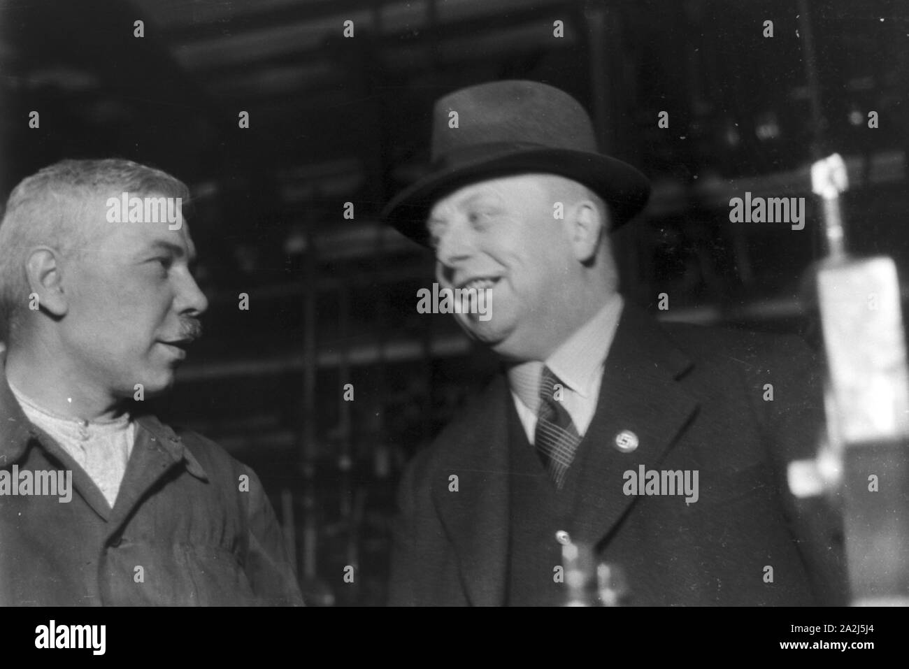 Ein Besuch in den Daimler-Benz Werkstätten, Stuttgart, Deutsches Reich 1930er Jahre. Visitation of the Daimler-Benz AG, Stuttgart, Germany 1930s. Stock Photo