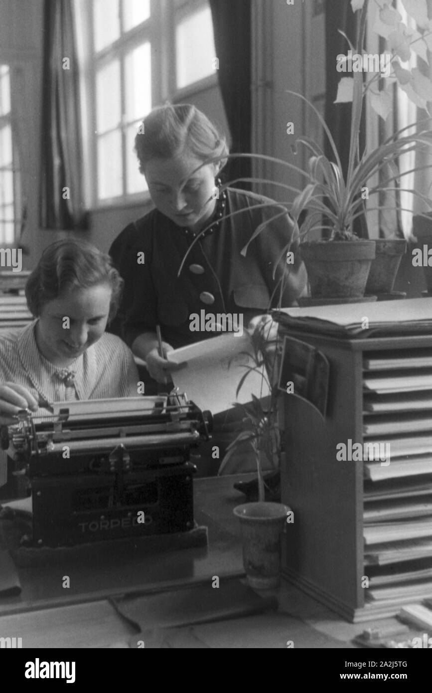 Ein Besuch in den Daimler-Benz Werkstätten, Stuttgart, Deutsches Reich 1930er Jahre. Visitation of the Daimler-Benz AG, Stuttgart, Germany 1930s. Stock Photo