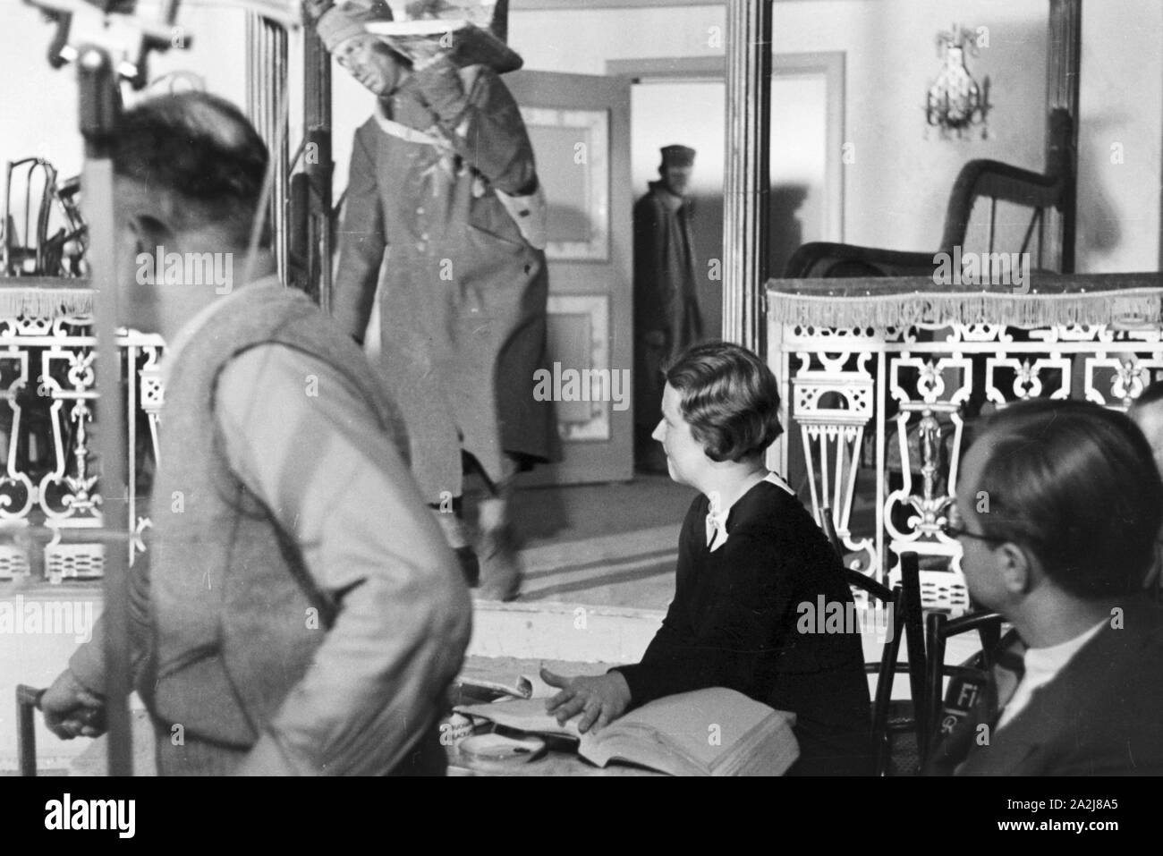 Girl profile 1930s hi-res stock photography and images - Alamy