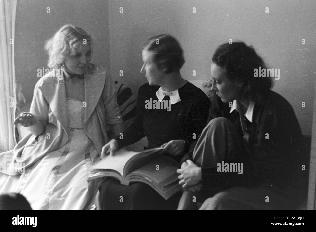 Girl profile 1930s Black and White Stock Photos & Images - Alamy