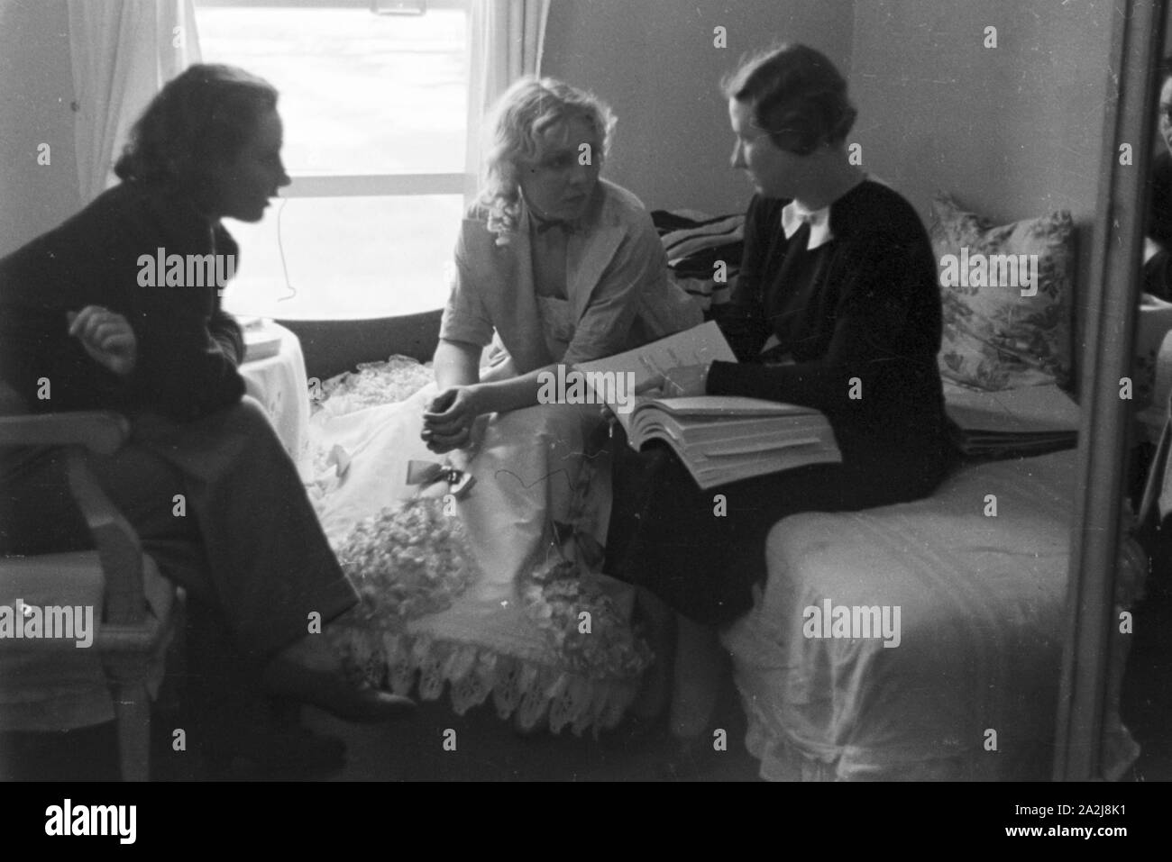 Girl profile 1930s hi-res stock photography and images - Alamy
