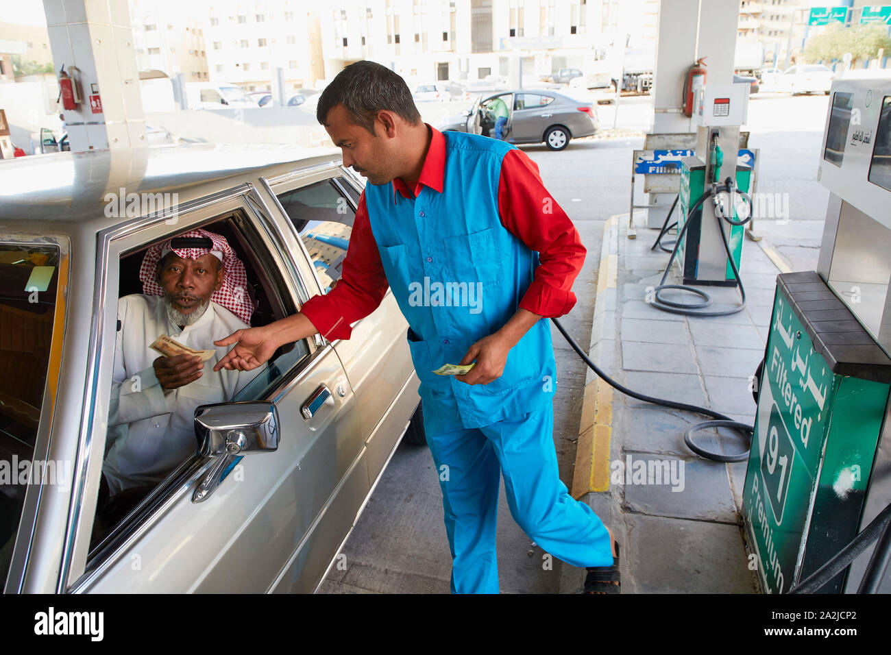 Saudia Arabia Saoedi Arabie Riyad Riaad Petrol for the car. A workingmigrant is helping a local Saudi man with his fuel  18-12-2018   photo Jaco Klame Stock Photo