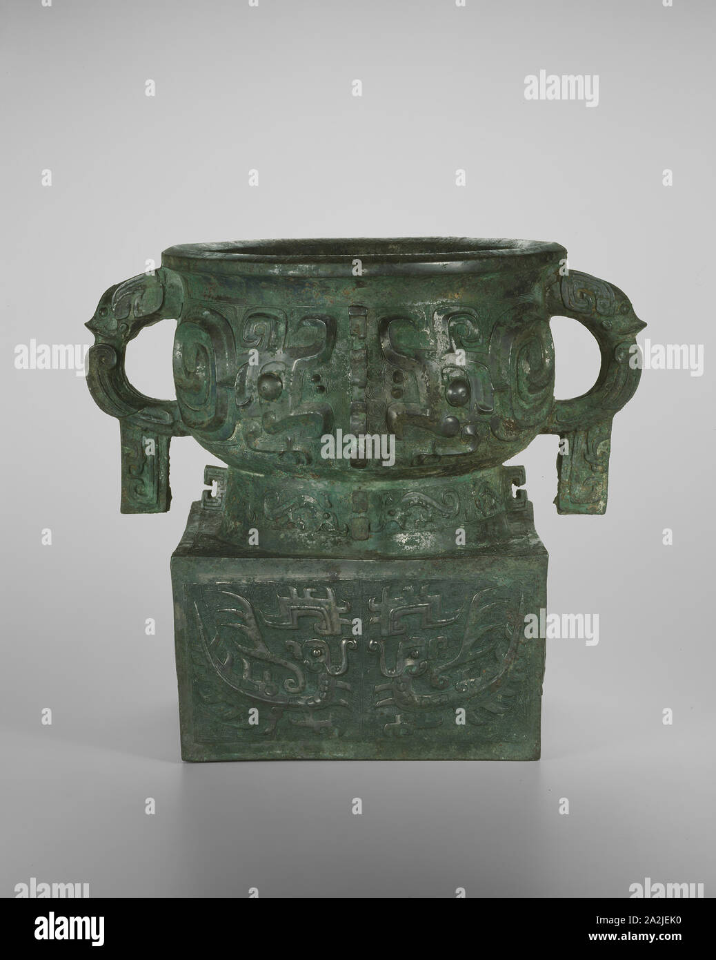 Food container, Western Zhou dynasty ( 1046–771 BC ), 2nd half of 11th century BC, China, Bronze, H. 27.0 cm (10 3/4 in.), diam. at lip: 22.2 cm (8 3/4 in Stock Photo