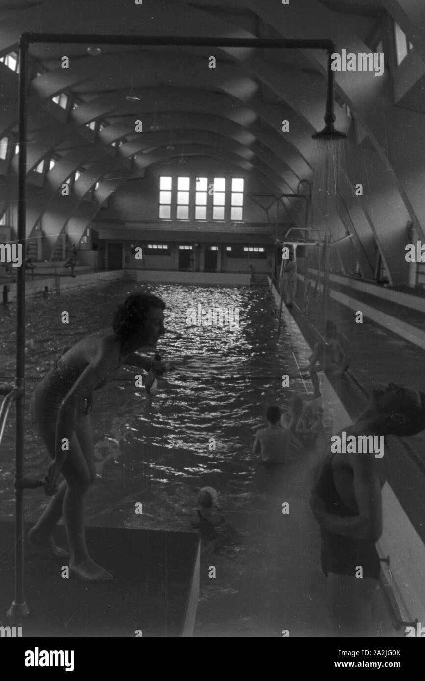 Ein Ausflug in das historische Hallenbad Heslach, Deutsches Reich 1930er Jahre. A trip to the historic indoor swimming pool in Heslach, Germany 1930s. Stock Photo