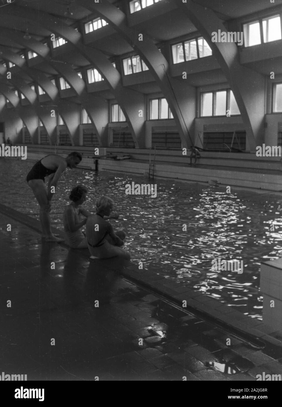Ein Ausflug in das historische Hallenbad Heslach, Deutsches Reich 1930er Jahre. A trip to the historic indoor swimming pool in Heslach, Germany 1930s. Stock Photo