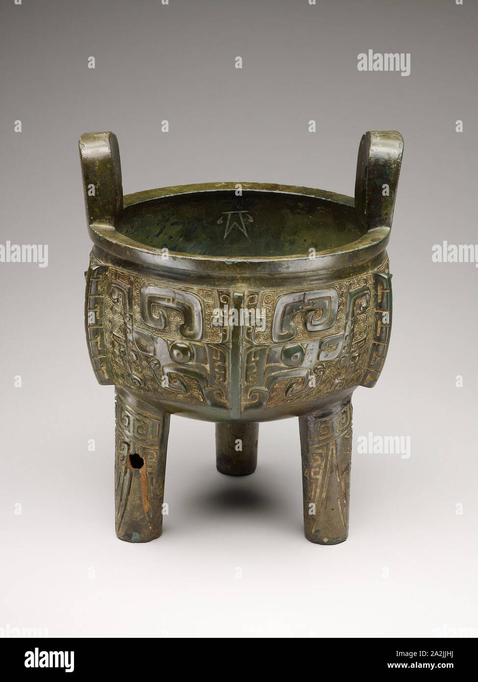 Tripod Cauldron oF Ran (Ran ding), Late Shang dynasty, 13th–11th century B.C., China, Bronze, Overall: H. 24.4 × diam. 18.9 cm (9 5/8 × 7 7/16 in.), H. 19.1 × diam. 18.9 cm (without handles) (7 1/2 × 7 7/16 in Stock Photo