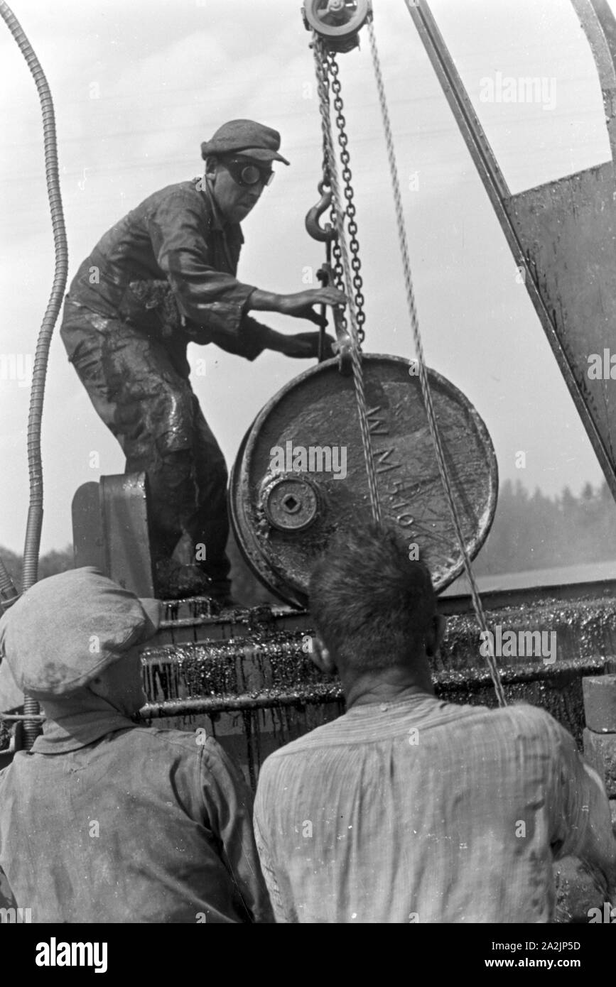 Männer bei der Arbeit, Deutsches Reich 1930er Jahre. Men at work, Germany 1930s. Stock Photo
