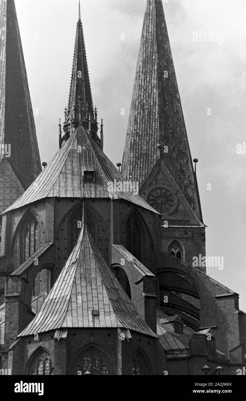Um den Dom in Lübeck, Deutschland 1930er Jahre. Around Luebeck ...