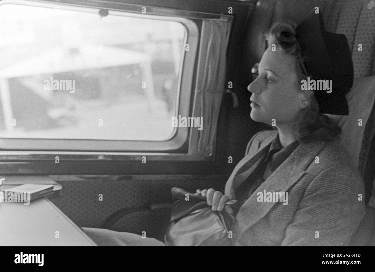 Eine Frau sitzt im Flugzeug und startet vom Flugplatz Tempelhof in Berlin, Deutschland 1930er Jahre. A woman sitting in a plane, ready for taking off from Berlin Tempelhof airport, Germany 1930s. Stock Photo