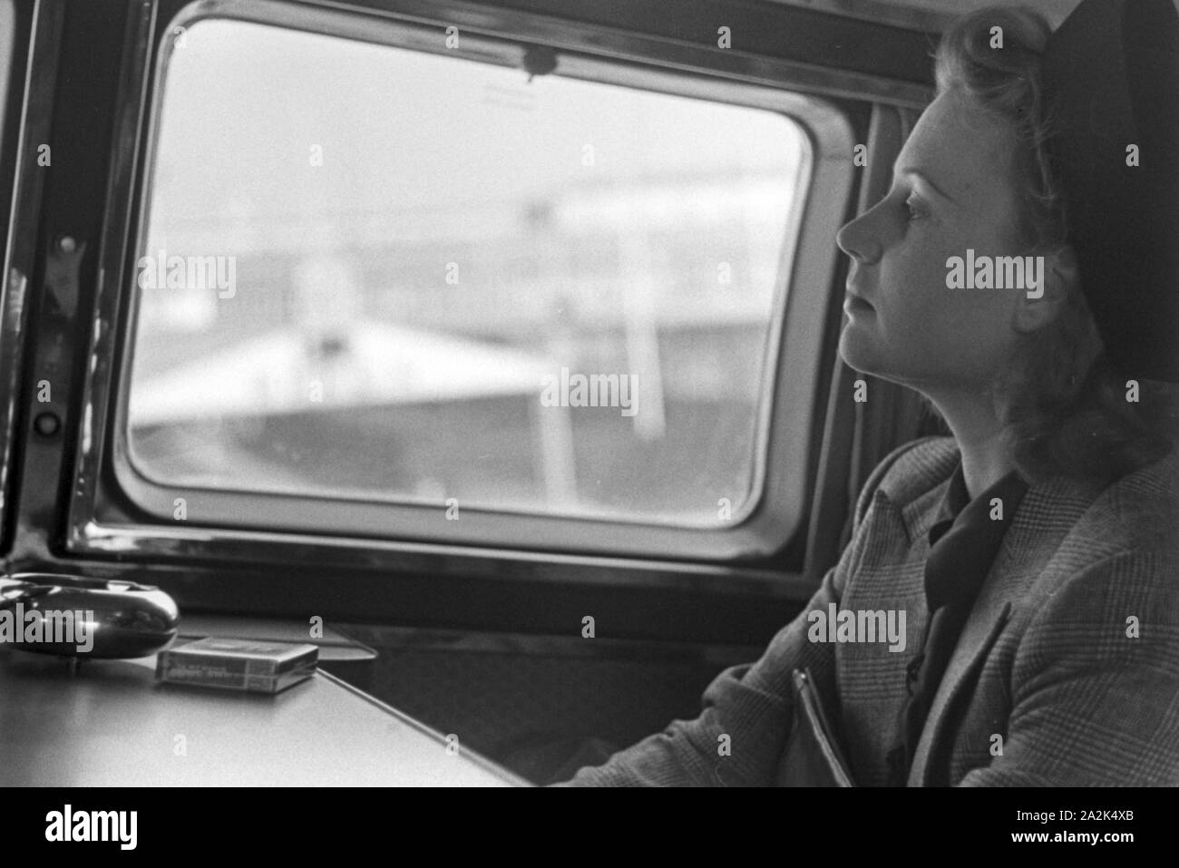 Eine Frau sitzt im Flugzeug und startet vom Flugplatz Tempelhof in Berlin, Deutschland 1930er Jahre. A woman sitting in a plane, ready for taking off from Berlin Tempelhof airport, Germany 1930s. Stock Photo