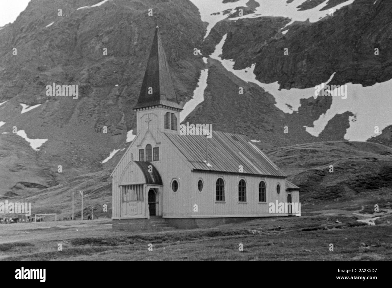 Die evangelisch lutherische Whalers Church in Grytviken in Südgeorgien in der Antarktis, 1930er Jahre. Protestant Whalers Church at Grytviken, South Georgia, 1930s. Stock Photo