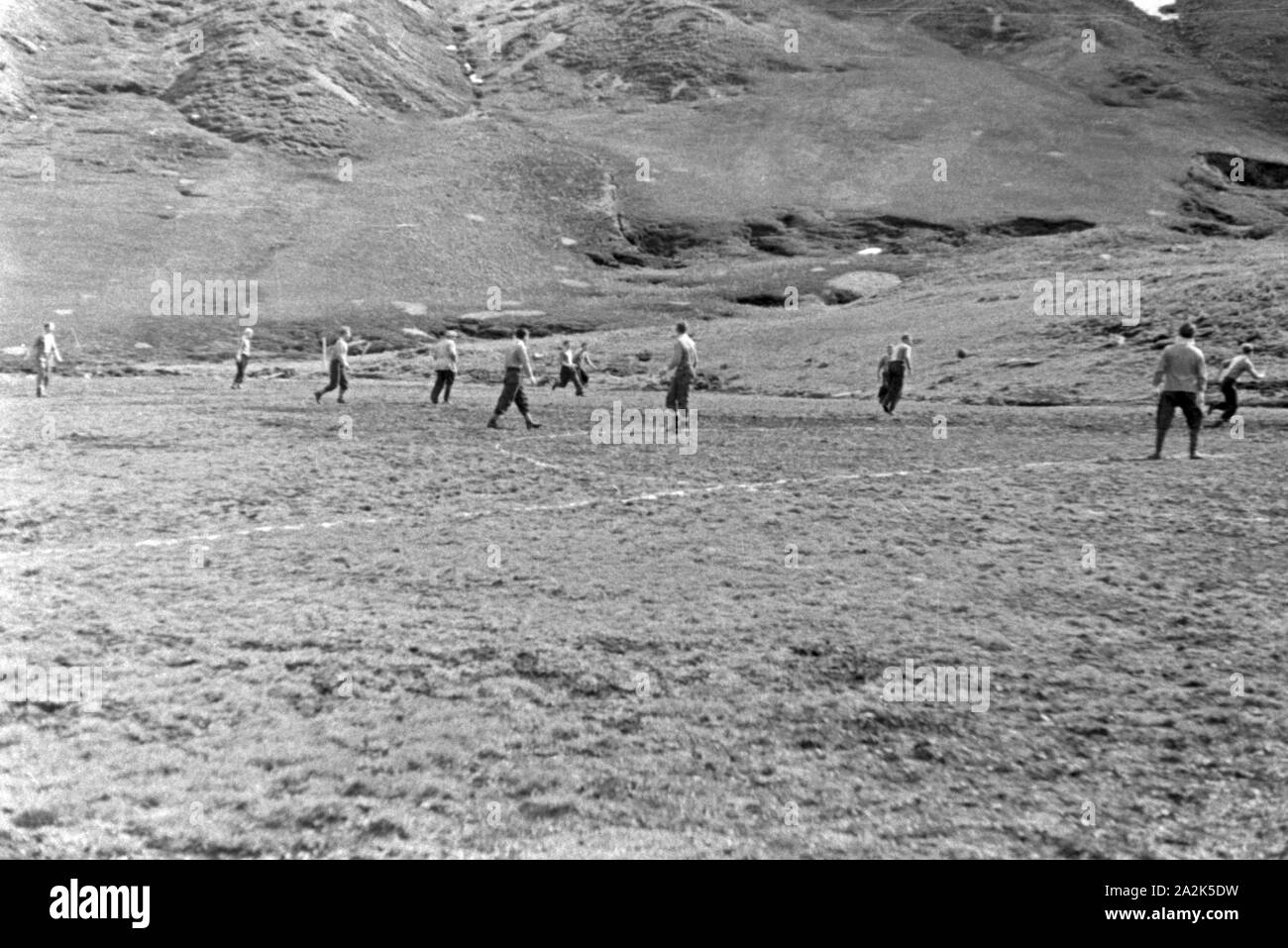 Die Männer der Fangboote und des Mutterschiffs 'Jan Wellem' bei einem Fußballspiel in Südgeorgien bei einem Landgang während der Antarktisfahrt, 1930er Jahre. Crews of the whaöing boats and the factory vessel 'Jan Wellem' during a football match while a shore leave at South Georgia, 1930s. Stock Photo