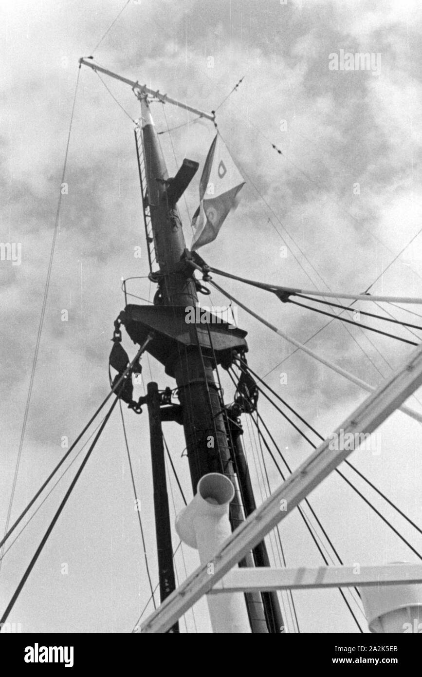 Flagge auf dem Mast des Fabrikschiffs 'Jan Wellem' der deutschen Walfangflotte, 1930er Jahre. Burgee at the mast of the factory vessel 'Jan Wellem' of the German whaling fleet, 1930s. Stock Photo