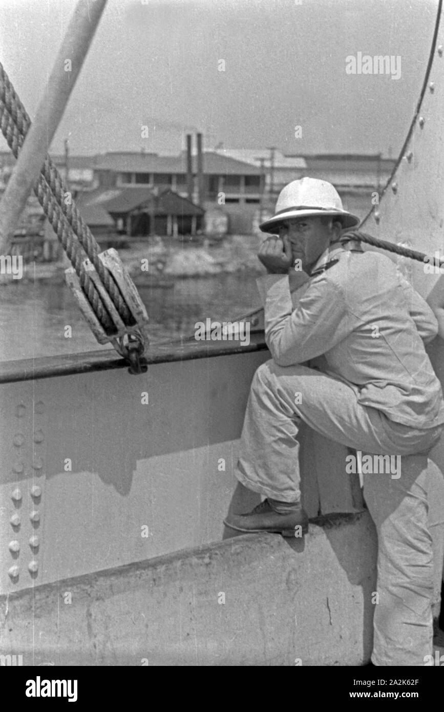 Schiffsoffizier auf dem Deck des Walfangfabrikschiffs 'Jan Wellem', 1930er Jahre. Officer on deck of the factory vessel 'Jan Wellem', 1930s. Stock Photo