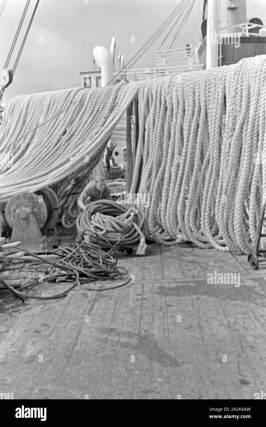 Seile und Netze an Deck des Walfangfabrikschiffs 'Jan Wellem' der deutschen Walfangflotte, 1930er Jahre. Nets and ropes on deck of factory vessel 'Jan Wellem' of the German whaling fleet, 1930s. Stock Photo