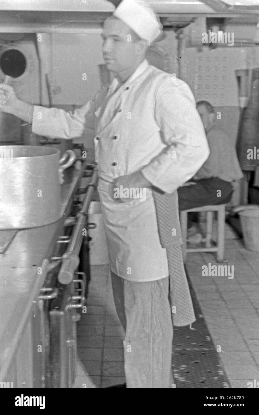 In der Kombüse des Walfangfabrikschiffs 'Jan Wellem', 1930er Jahre. At the galley of factory vessel 'Jan Wellem', 1930s. Stock Photo